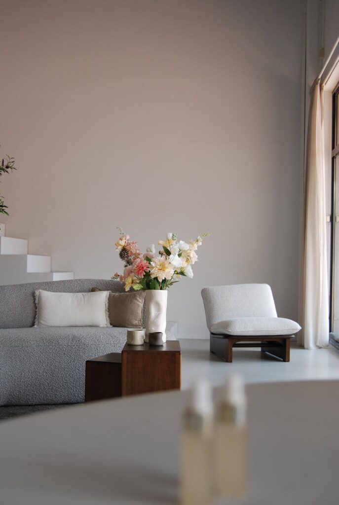 Zijden boeket in een lichte vaas in een woonkamer