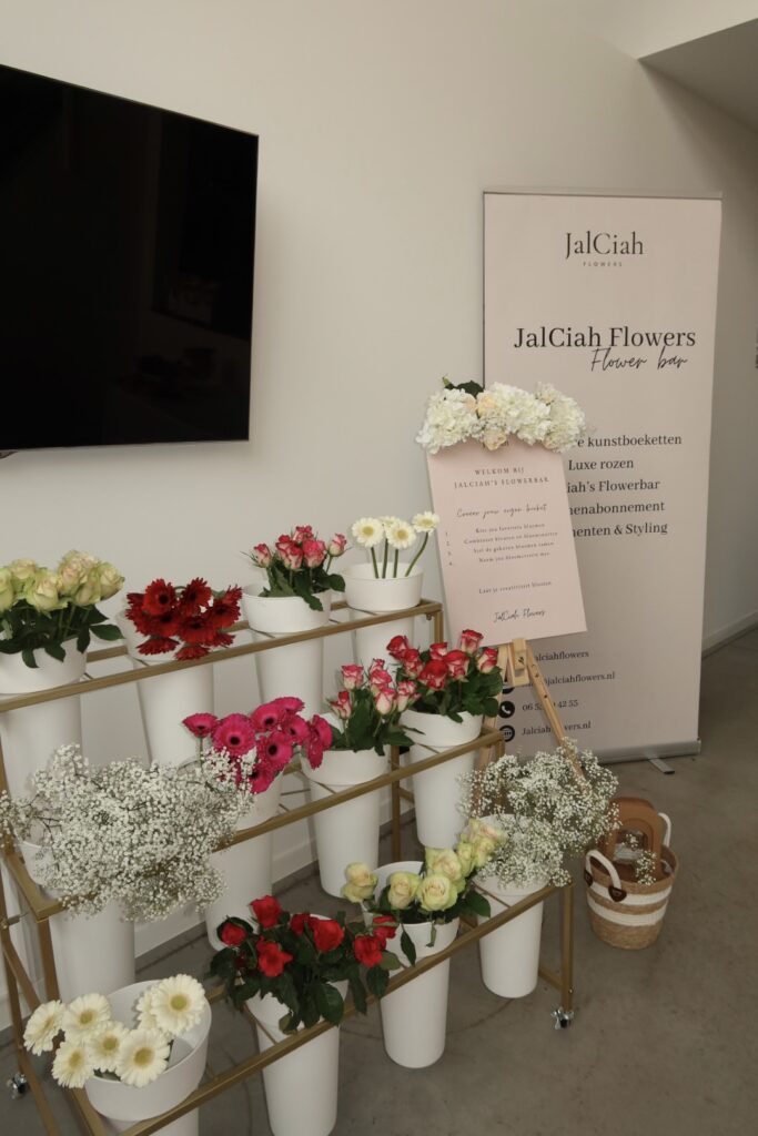 Flowerbar van JalCiah Flowers met zijden bloemen in witte vazen